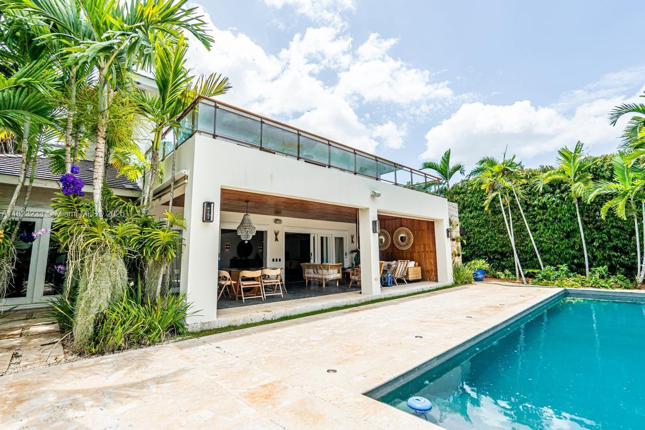 A high-end villa located in one of the most prestigious areas of Casa de Campo. With a sleek modern interior design and top-quality finishes, this residence is crafted to offer a sophisticated lifestyle surrounded by natural beauty.
The property features a private, elegant swimming pool, expansive terraces, and breathtaking open views of the polo field — the perfect setting to enjoy unforgettable sunsets and the peaceful rhythm of the equestrian landscape.
Whether as a primary residence or a high-value investment, this villa blends contemporary luxury with the timeless charm of the countryside. Privacy, design, and an unmatched location.