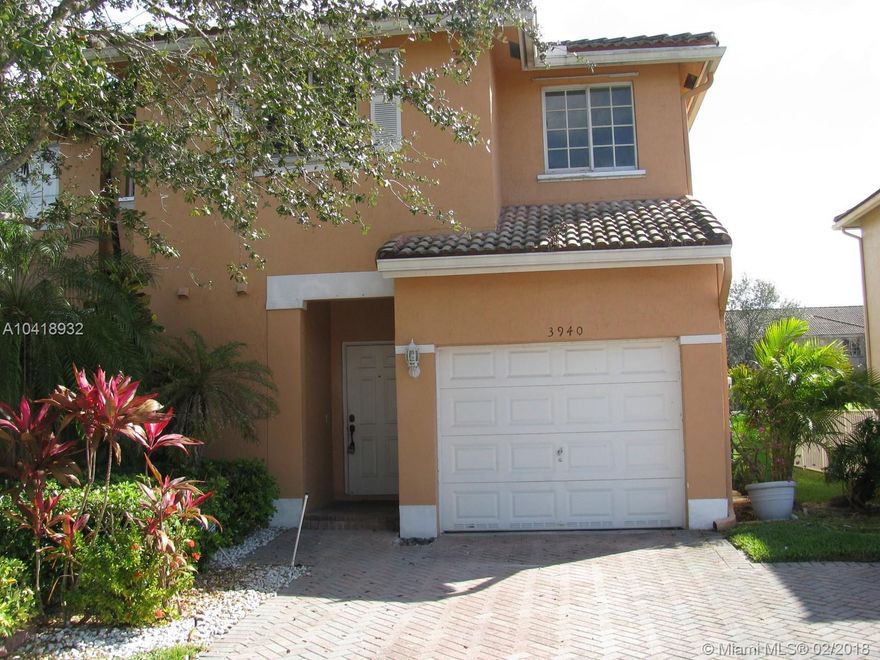 1700 sqft Townhome in Sunrise. Freshly painted and move-in ready. Stainless steel appliance. Washer and dryer inside unit