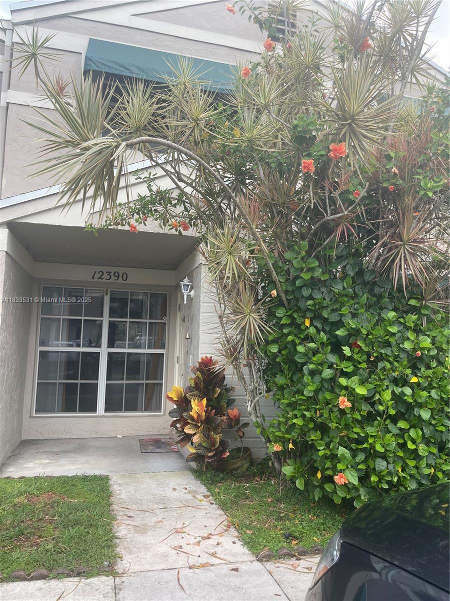 Beautiful townhouse for rent in Cooper City with the best schools. 3 bedrooms, 2 and half bathrooms, (one bedroom on the first floor and 2 upstairs.) Nice grey vinyl floors, new white kitchen with marble counters and stainless steel appliances..Two full renovated bathrooms upstairs and half bathroom downstairs.
Relax in your fenced tropical private patio or host family and friends. 2 assigned parking spots in front of the unit and extra guest parking. Community pool, walking distance to shopping and 20 min to the beach.