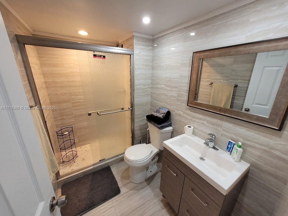 Rental Property at 18081 Biscayne Blvd 1102, Aventura, Miami-Dade County, Florida - Bedrooms: 2 
Bathrooms: 2  - $2,650 MO.