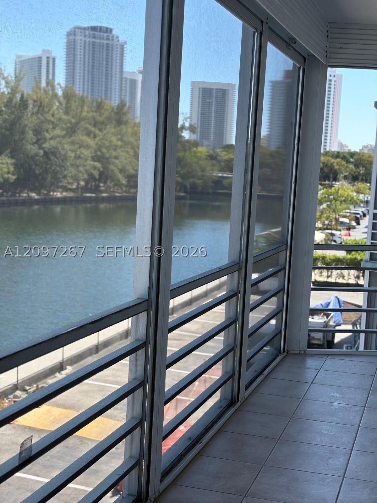 400 Diplomat Pkwy 308, Hallandale Beach, FL, 33009/$299,000 1 400 Diplomat Pkwy 308