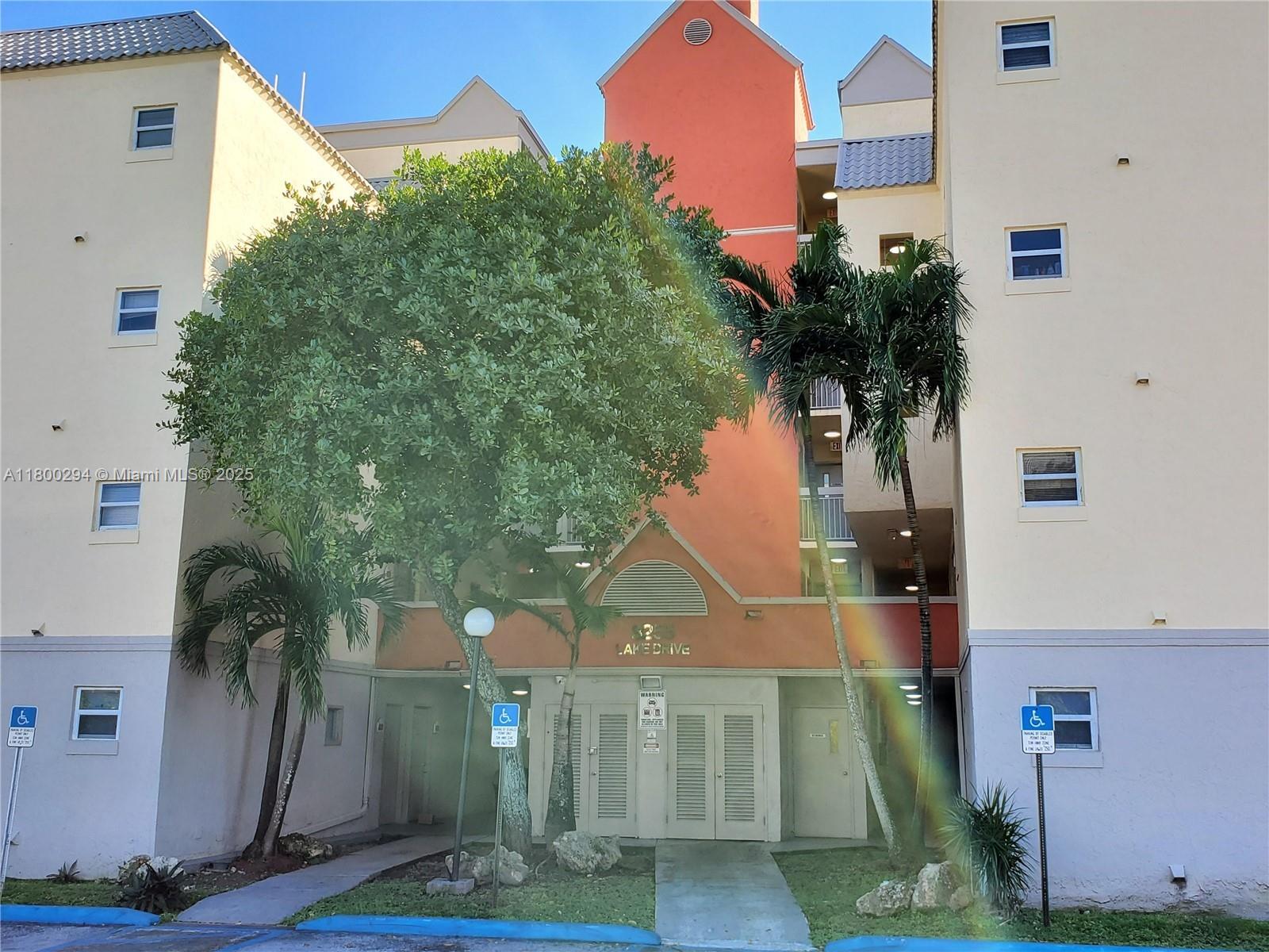 8255 Lake Dr 402, Doral, Miami-Dade County, Florida - 1 Bedrooms  
1 Bathrooms - 