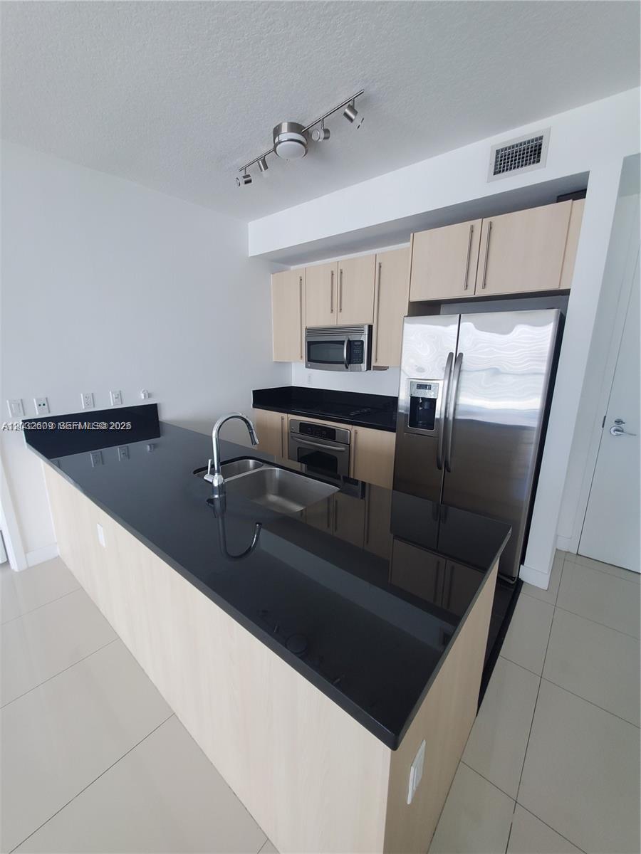 1111 SW 1  AVE 2323-N