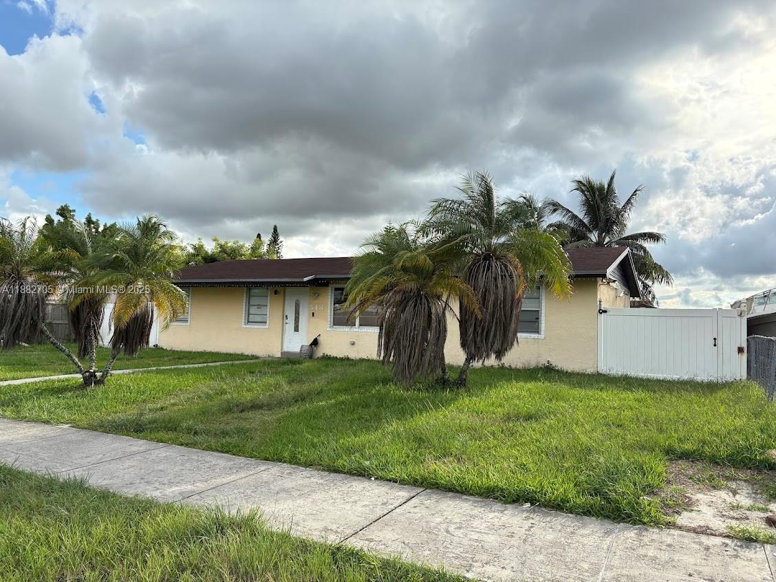 Don’t miss this 3/2 single-family home with great potential, featuring a spacious backyard with wide side entrances ideal for parking a boat or RV. This property offers plenty of room to add a pool, create an outdoor entertainment area, or even expand the home, making it a fantastic opportunity for first-time buyers or investors. Conveniently located near major expressways, top restaurants, shopping centers, and more — all with the freedom of no HOA.