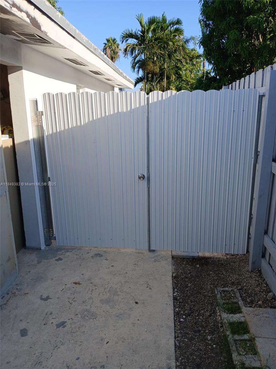 GREAT STUDIO, EASY TO SHOW, VERY CLOSE TO THE TURNPIKE, SHOPPINGS AND PARKS...CALL THIS PLACE YOUR HOME!