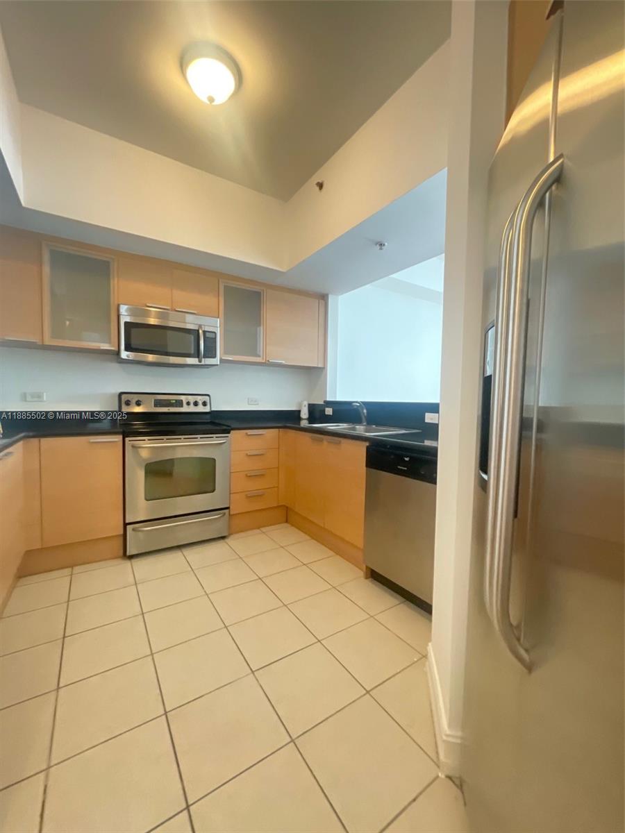 HOLLYWOOD STATION RES CON - Residential