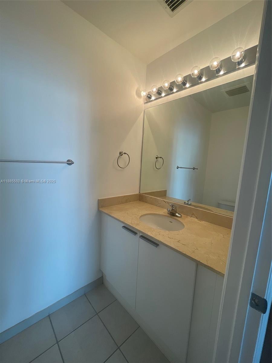 HOLLYWOOD STATION RES CON - Residential