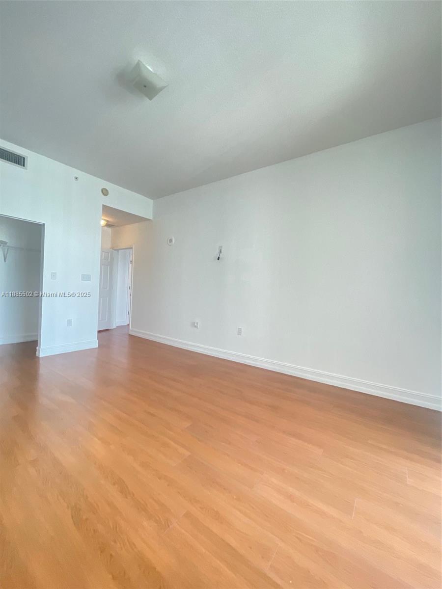 HOLLYWOOD STATION RES CON - Residential