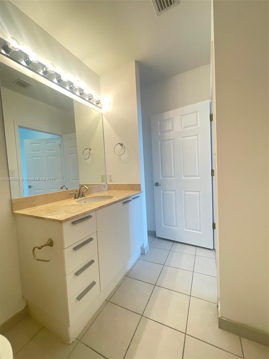 HOLLYWOOD STATION RES CON - Residential