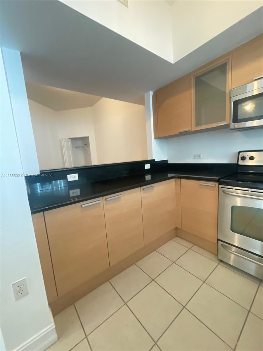 HOLLYWOOD STATION RES CON - Residential