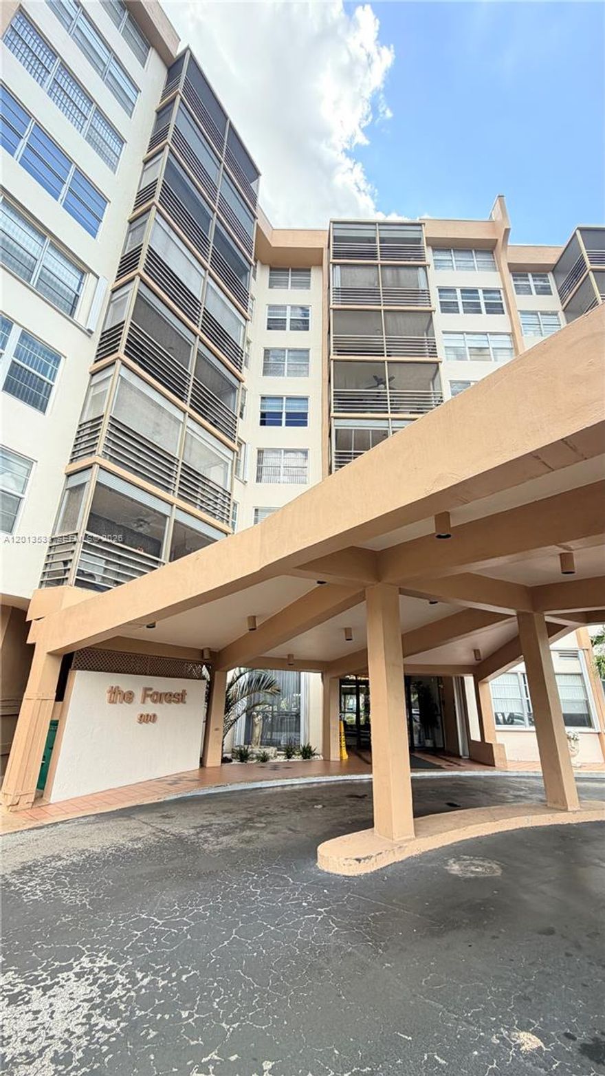 Resort Style Community with lots of amenities located in the heart of Pembroke Pines and surrounded by Pembroke Lakes Golf Course. All shops nearby as well as medical facilities and highways. Park Place is a community +55. One occupant at least +55 years old,