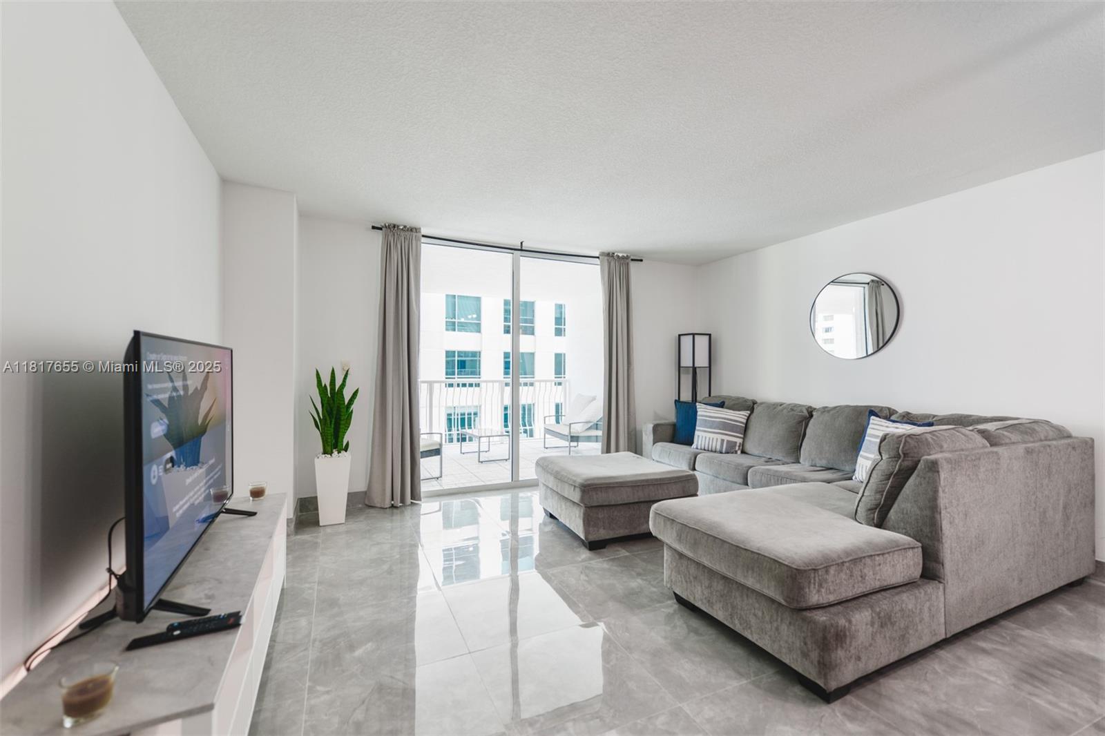 Property for Sale at 1200 Brickell Bay Dr 2112, Miami, Broward County, Florida - Bedrooms: 1 
Bathrooms: 1  - $475,000