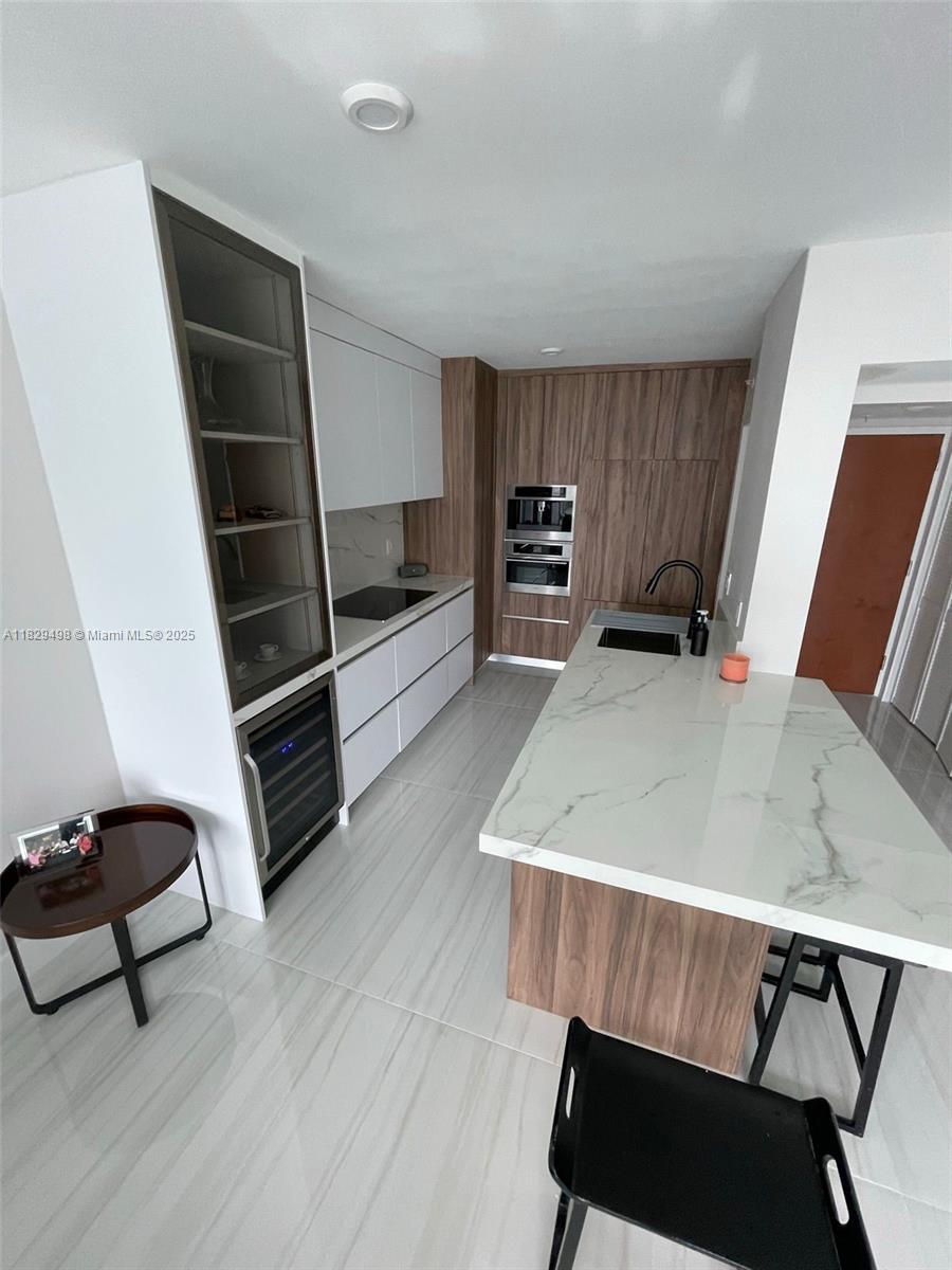 Discover this beautifully renovated and spacious 1-bedroom, 1-bathroom unit fully furnished with breathtakingviews of the city and the Miami River. Located in a fantastic building with an array of amenities, this residenceoffers full-service luxury living. Enjoy an unbeatable location in Brickell, just steps away from banks, fine dining,shops, entertainment, and more. This is a must-see property that combines comfort and convenience in one ofMiami's most vibrant neighborhoods!
