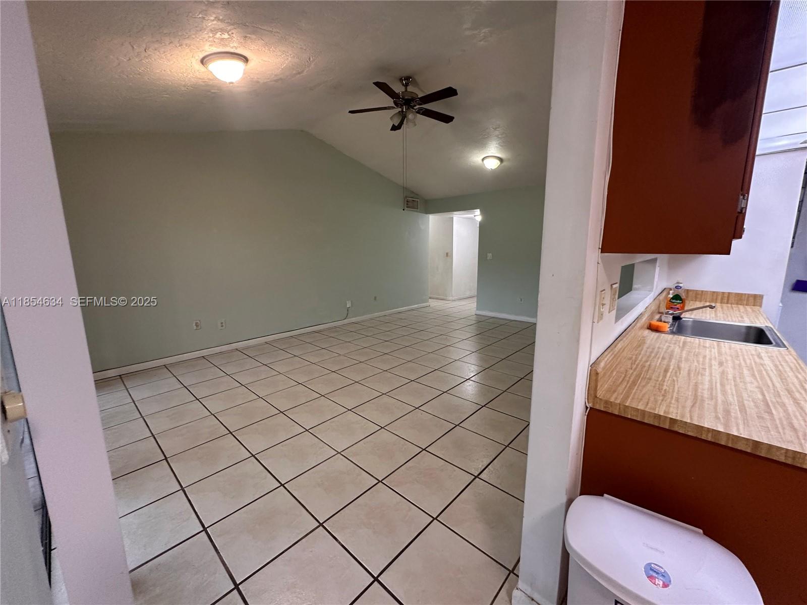 DEVON-AIRE VILLAS SEC 6 - Residential Lease