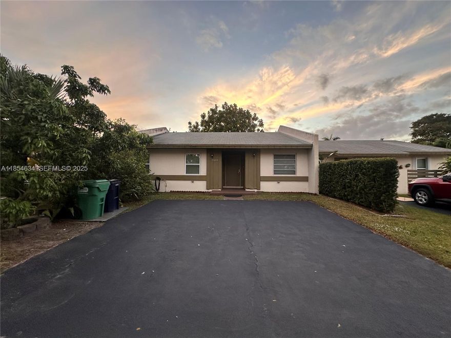 Excellent Location in the desirable Devonaire Villas Community. This amazing 3/2 Villa in a cul de sac, features Appliances with a laundry room. 2 parking spaces in front of the property plus more guest parking available. Nice patio perfect for gatherings. Nice neighborhood. Close to Miami-Dade College, and majors expressways.This one won't last!!! OWNER WILL PAINT UNIT.