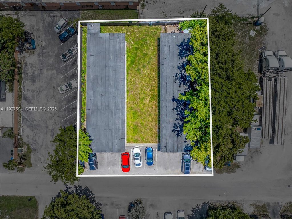 Photo of 3932 SW 12th Pl, Fort Lauderdale, FL 33312 (MLS # A11927594)