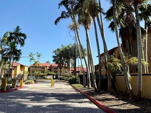 THE COURTS AT KENDALL CON - Residential Lease