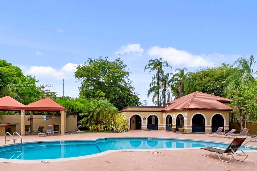 THE COURTS AT KENDALL CON - Residential Lease