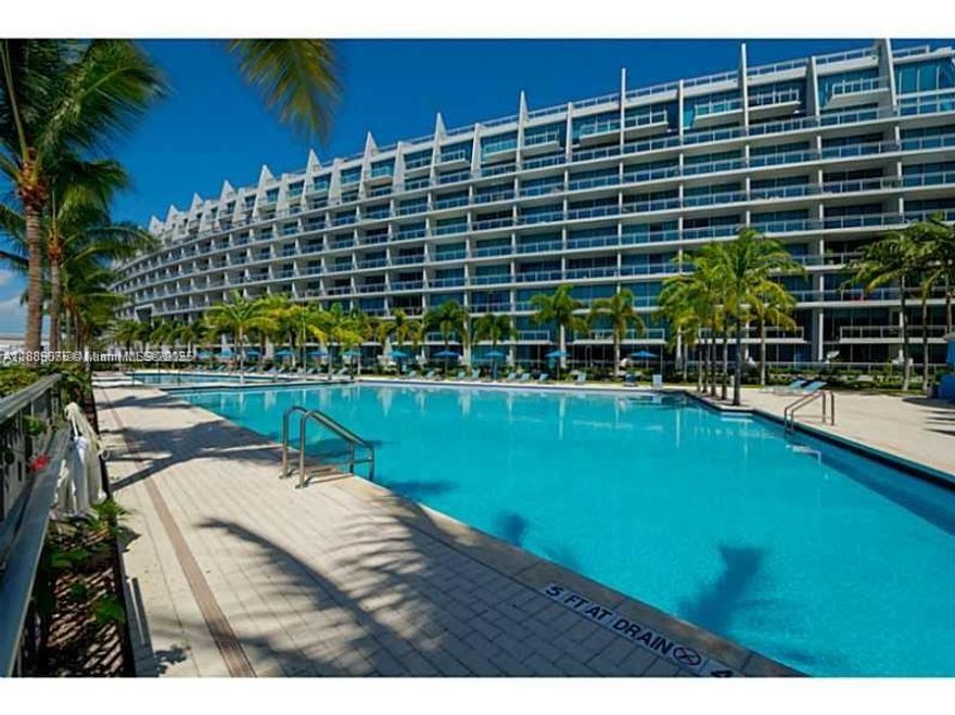BEAUTIFUL TWO STORY LEVEL APARTMENT BUILDING. 3 FULL BATHS AND 2 BEDROOMS. SS APPLIANCES, ITALIAN CABINETS,CERAMIC FLOORS AND MARBLE COUNTER TOPS. WALKING DISTANCE TO AVENTURA MALL, 5 MINUTES DRIVE TO BEACHES. NEAR CONVENIENCE STORES. THE BUILDING HAS LARGE PARTY ROOM,SWIMMING POOL, 2 TENNIS COURTS, STATE OF THE ART GYM, THEATER, PRIVATE MARINA. CHARTER ELEMENTARY AND MIDDLE SCHOOLS. CITY SHUTTLE, SECURITY AND VALET 24/7 VERY EASY TO SHOW. MUST SEE!