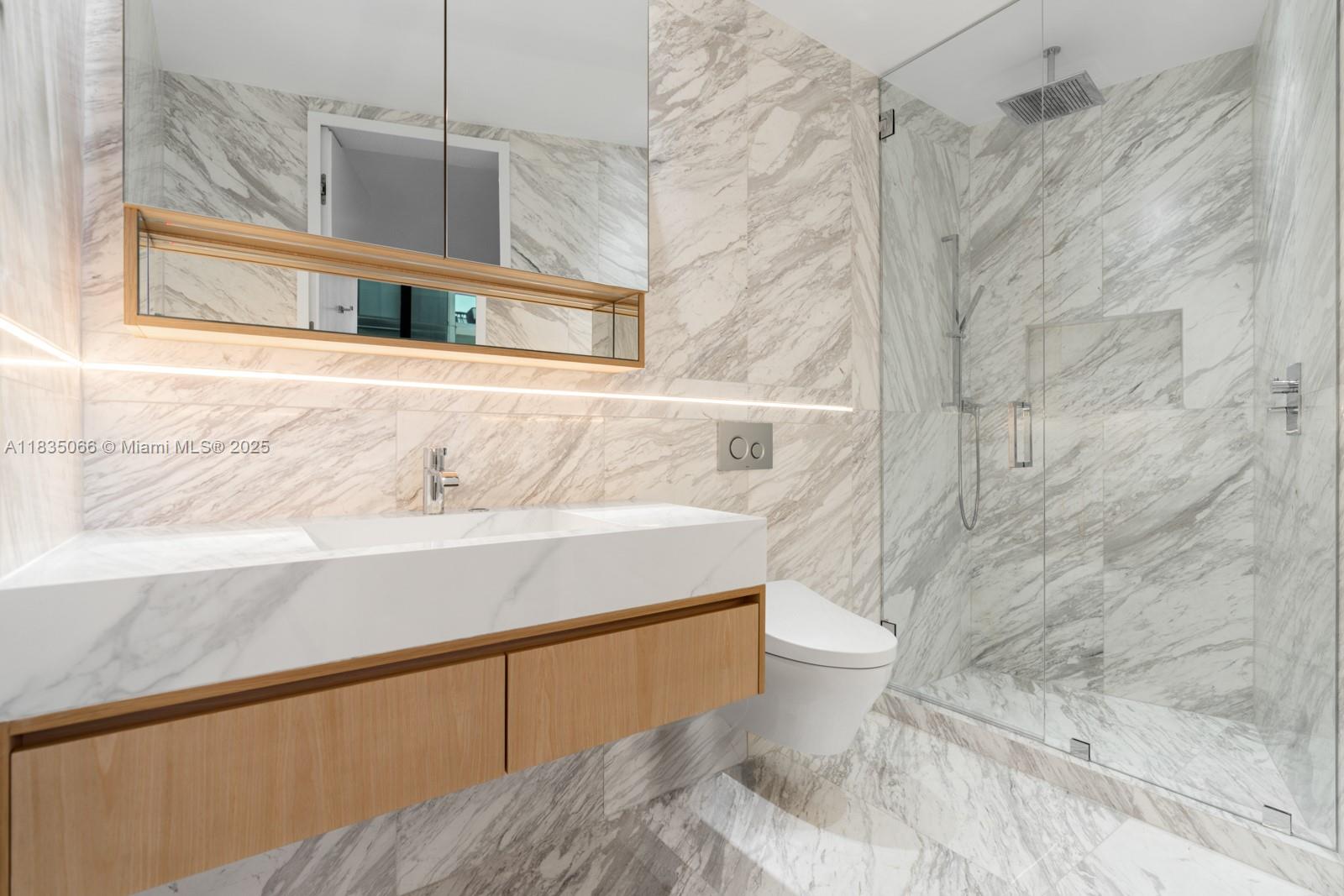 18555 COLLINS AVENUE COND - Residential