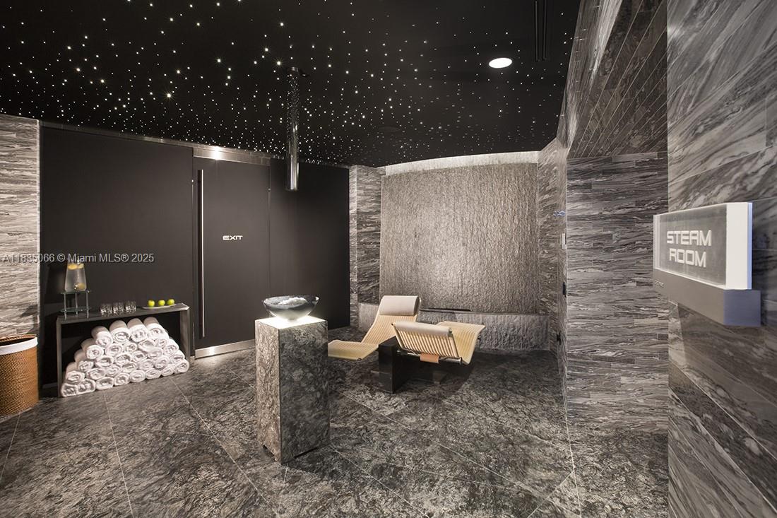 18555 COLLINS AVENUE COND - Residential