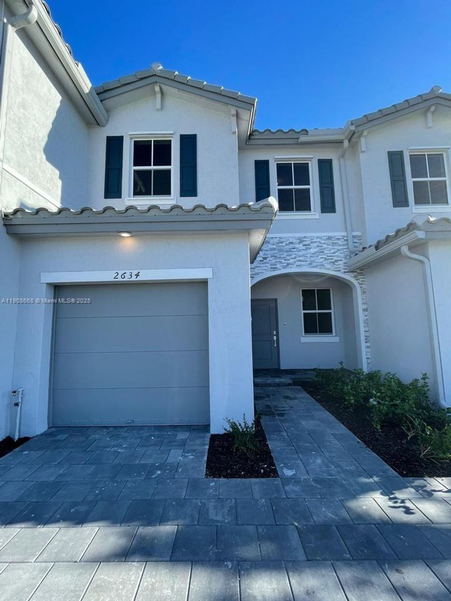Beautiful townhouse in a new community, south of Miami, close to supermarkets, restaurants and shops, ideal for families. Community with Gate and Pool