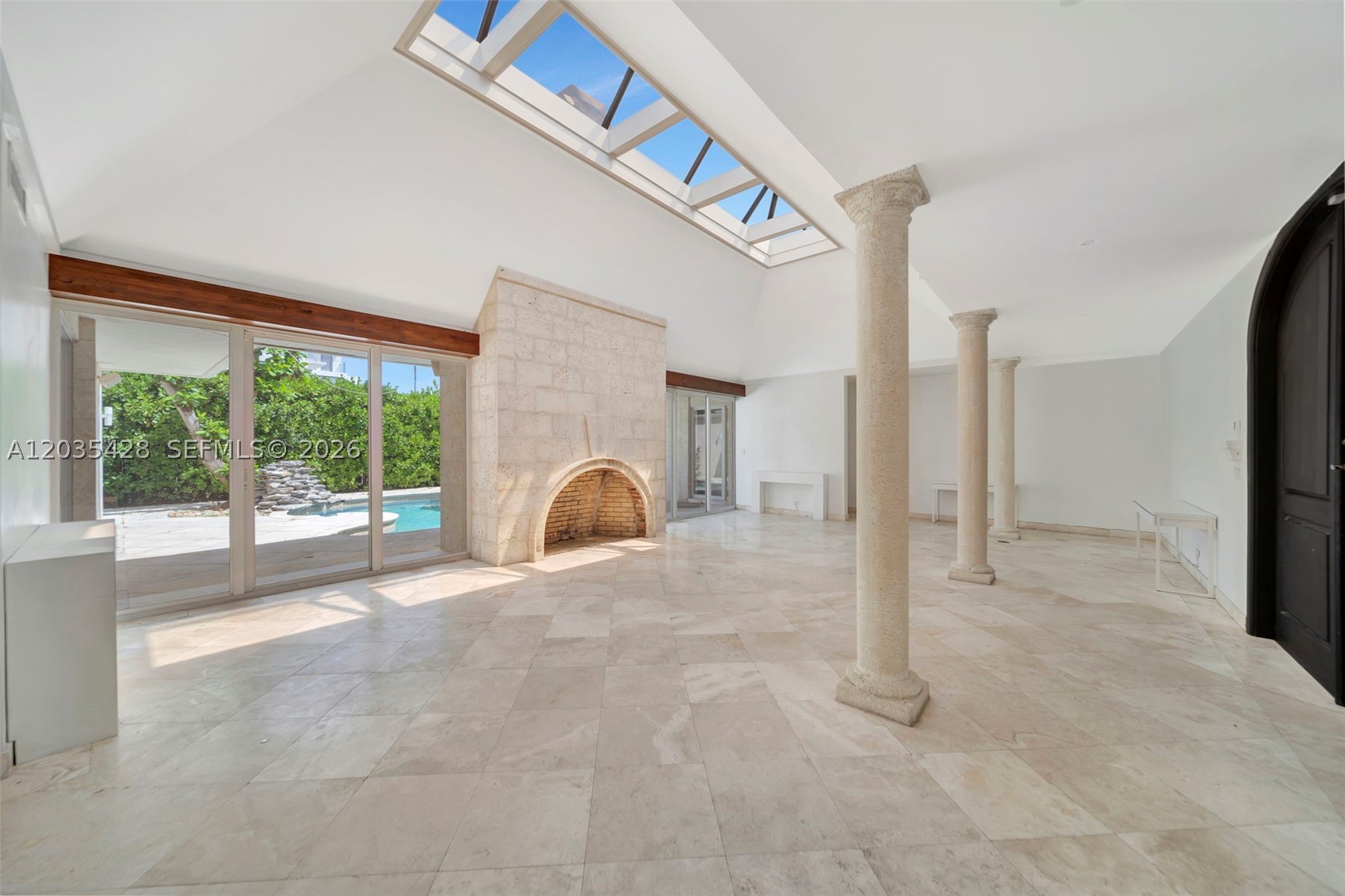 111 S Hibiscus Dr
