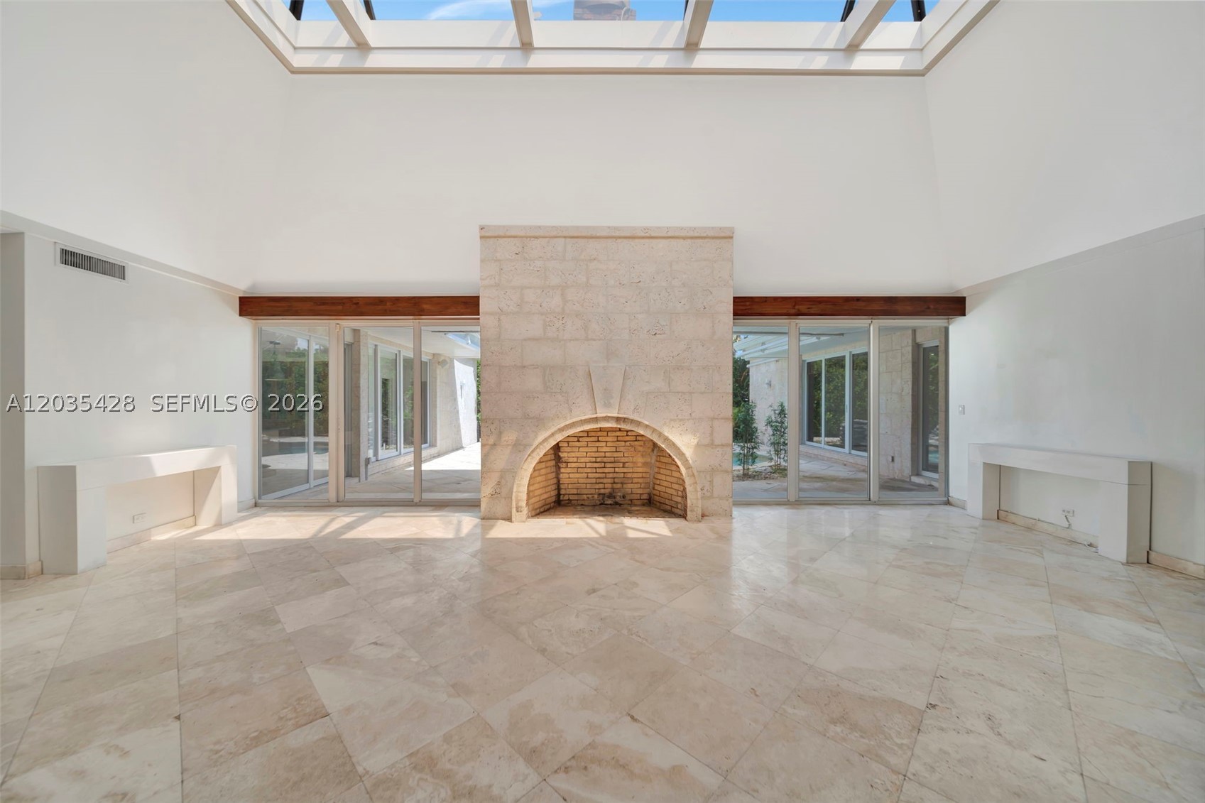111 S Hibiscus Dr
