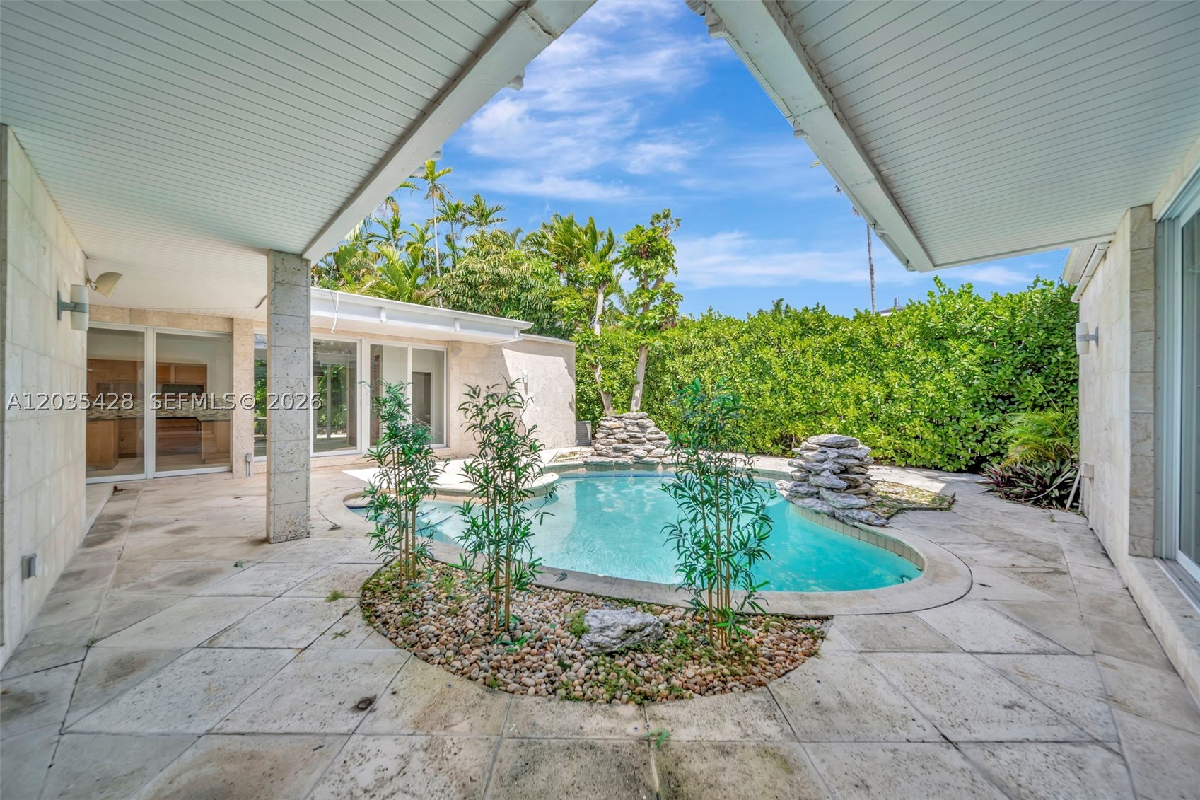 111 S Hibiscus Dr