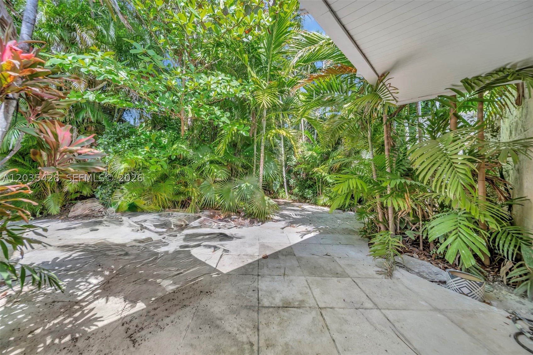 111 S Hibiscus Dr