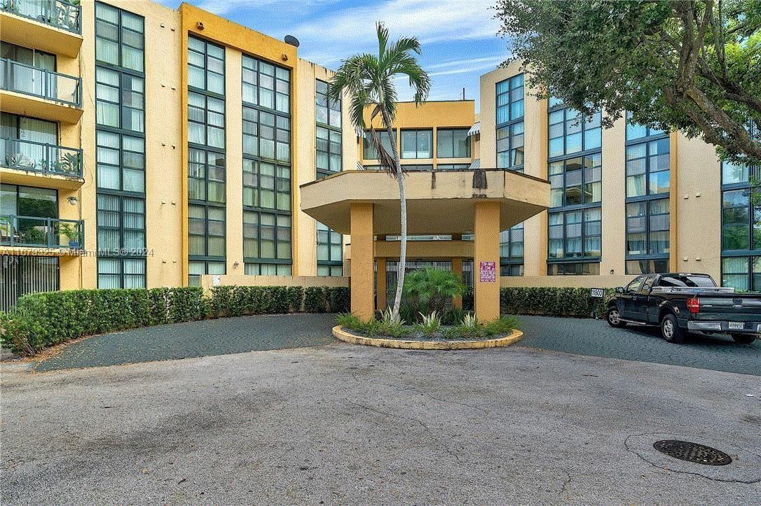 Great location ! close to Florida International University, minutes from major highways turnpike and 836, supermarkets and restaurants.. Great 4th  floor condominium with two bedrooms, 2 baths, and balcony. Washer and dryer, in the unit. ,lots of closet space . Ready to move in. one assigned parking plenty of visitors parking , community pool . Water is included. No pets as per association. Text agent to show.
Move in with 1 month and 1 month security with good credentials. Association approval required two-three weeks.