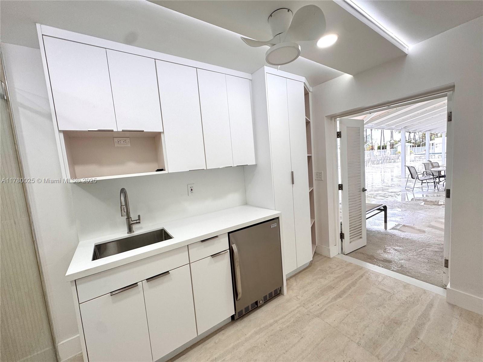 2899 Collins Ave 6