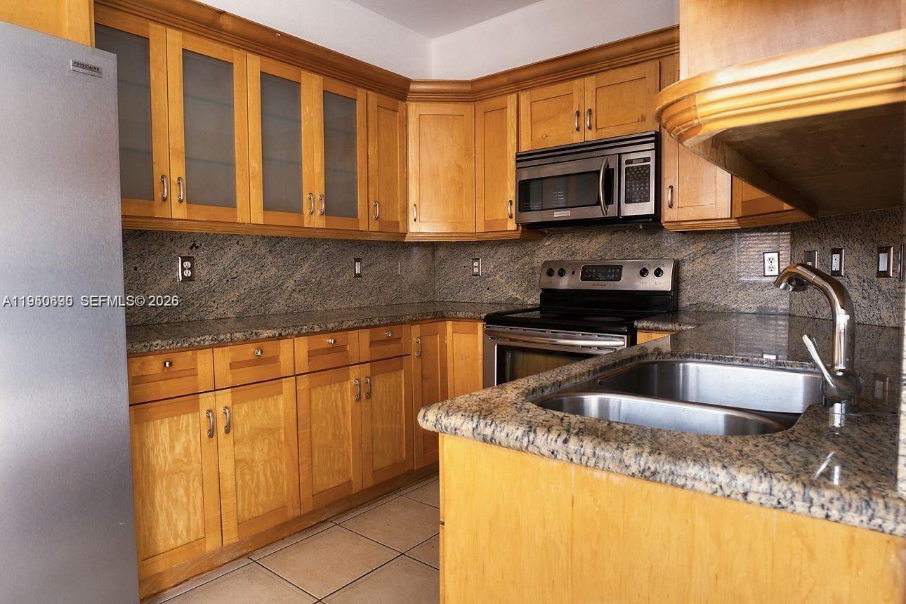 KENDALL BREEZE - Residential Lease