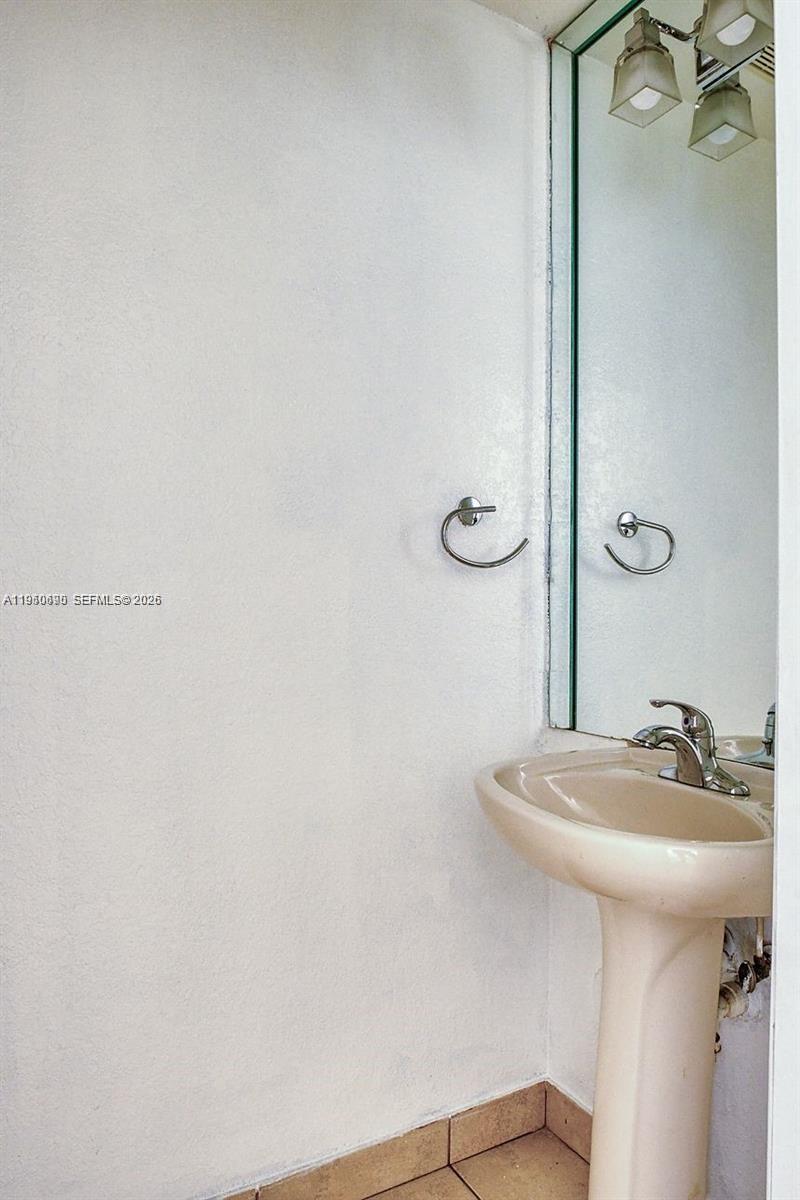 KENDALL BREEZE - Residential Lease