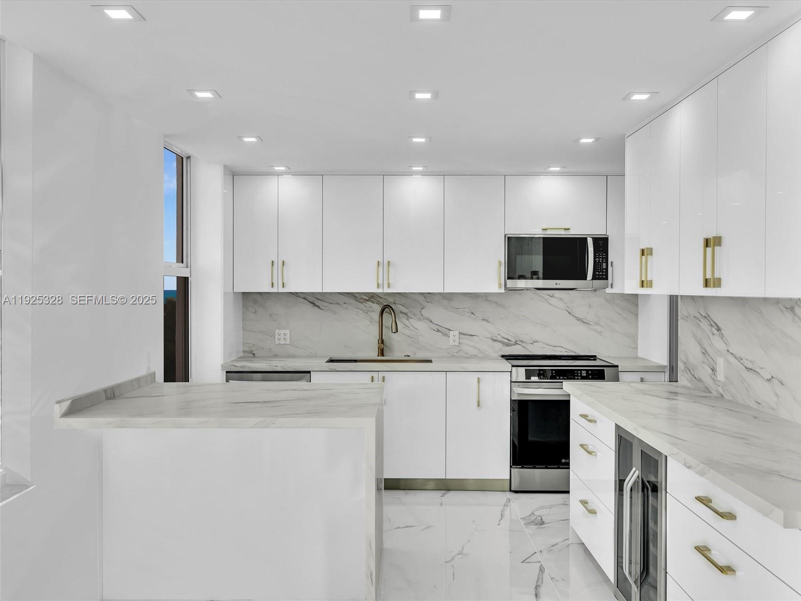 WINSTON TOWER 300 CONDO - Residential