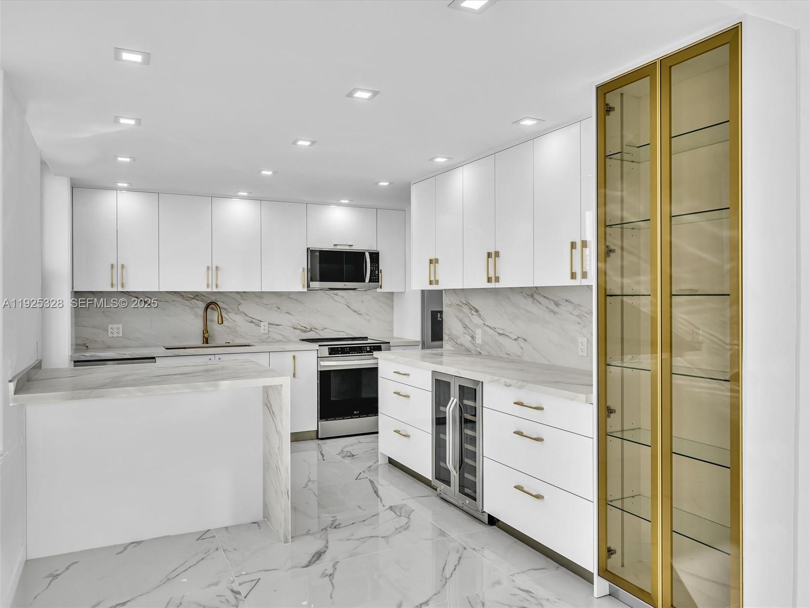 WINSTON TOWER 300 CONDO - Residential