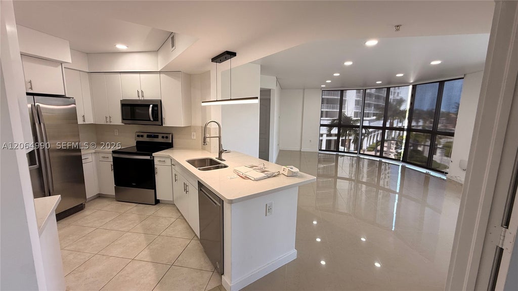 Photo of Hollywood, FL 33020 (MLS # A12064990)