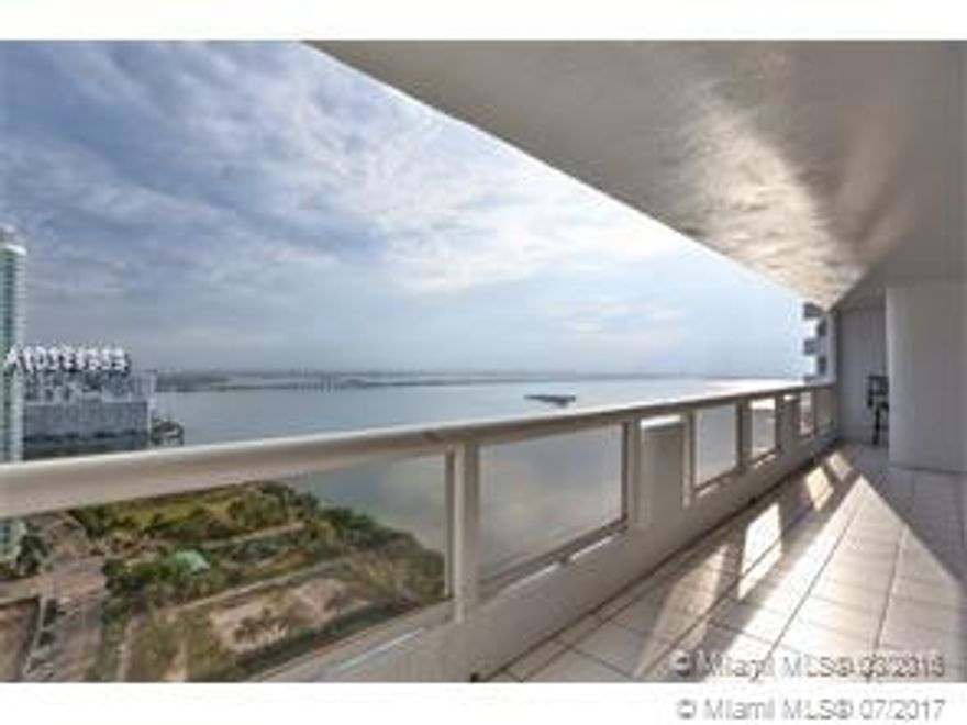 Spectacular 1/1.5 Bay View Residence located in Down Town Miami. Full service building, 24/7 security, concierge, pool, Jacuzzi, sauna, gym etc.