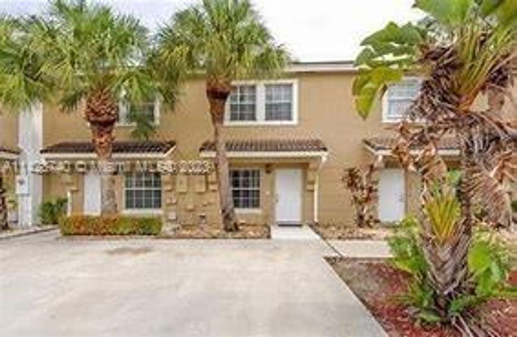 Photo of 316 SW 120th Ave, Pembroke Pines, FL 33025 (MLS # A11428740)