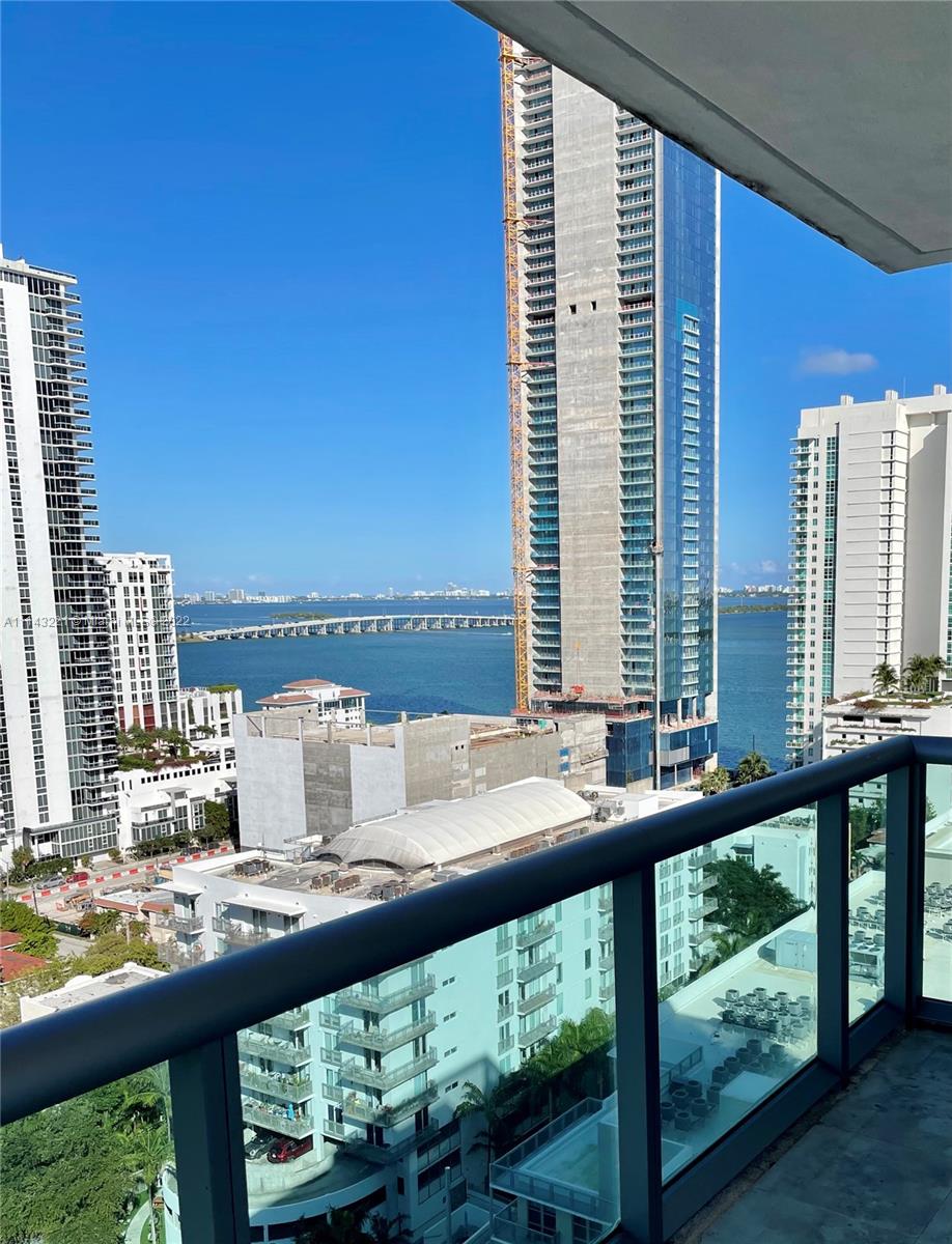 Beautiful 1B/1Bh and DEN, located on the heart of Edgewater. Bamboo wood frame this comfortable space with an open kitchen, stainless steel appliances and natural stone countertops. Great water, sunset and sunrise views from the balcony. Quiet, centric building close to Winwood, Downtown and with great quick access to Miami Beach and Miami Airport.