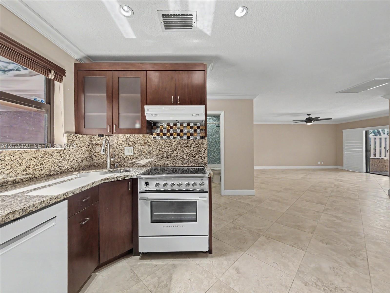 TOWNHOUSES OF EMERALD HIL - Residential