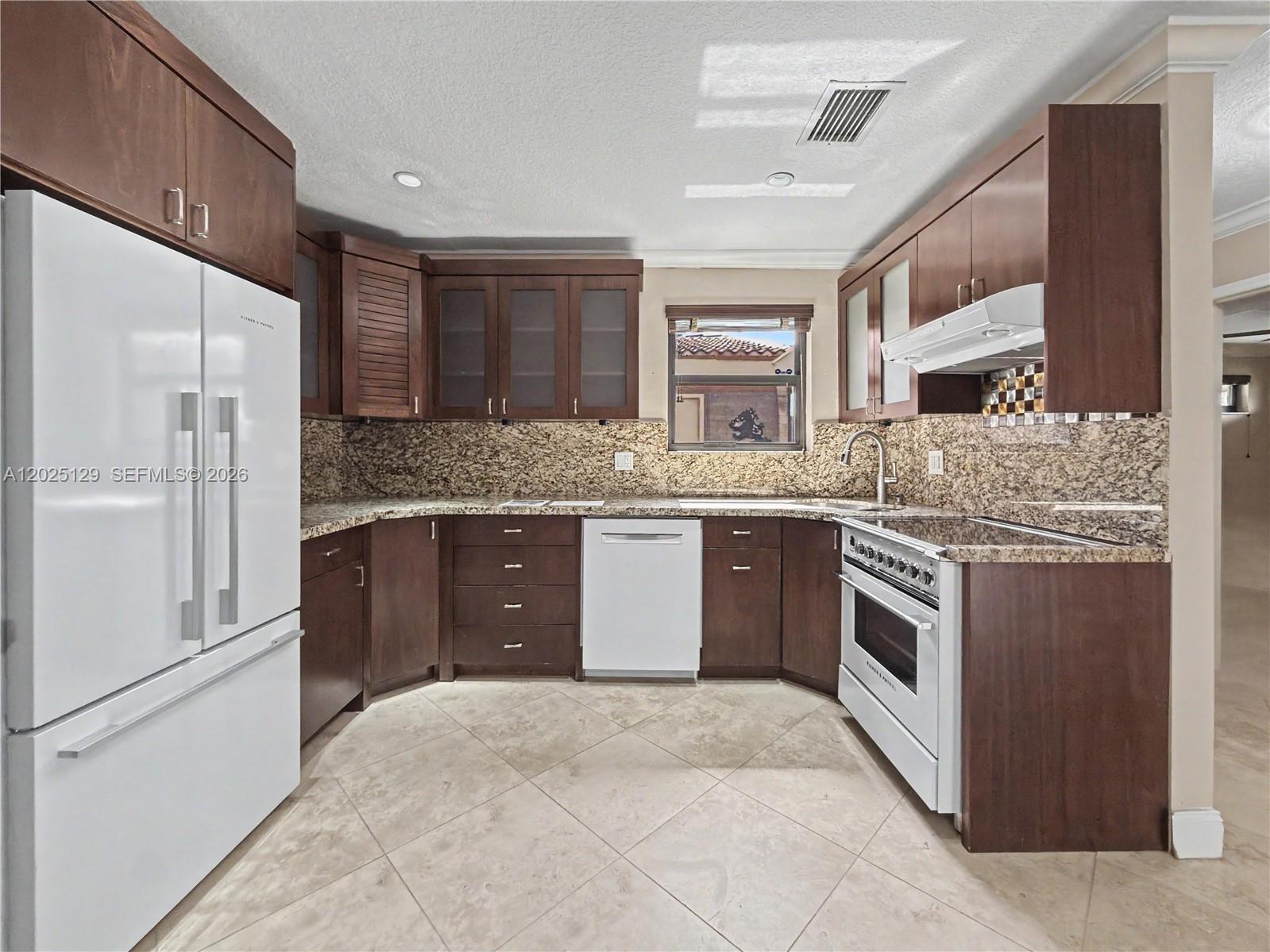 TOWNHOUSES OF EMERALD HIL - Residential