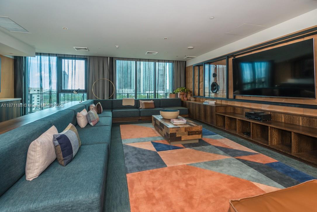 HYDE MIDTOWN - Residential