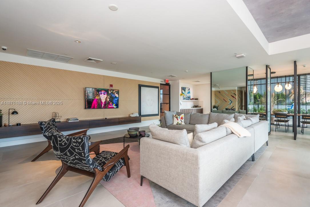 HYDE MIDTOWN - Residential