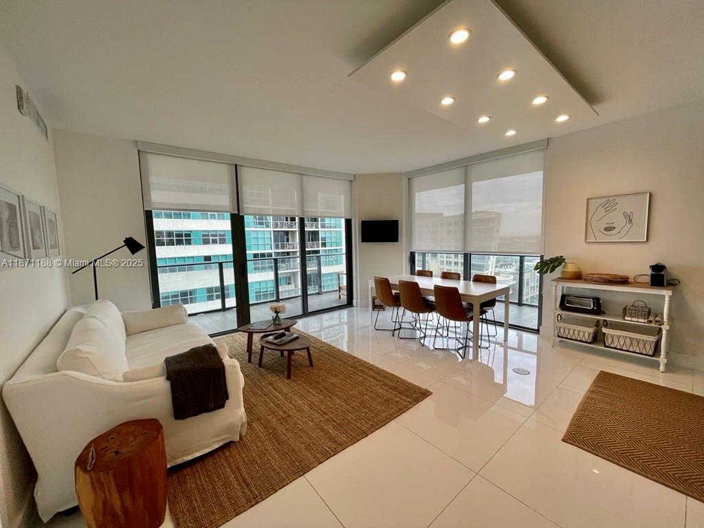 121 NE 34 ST 901