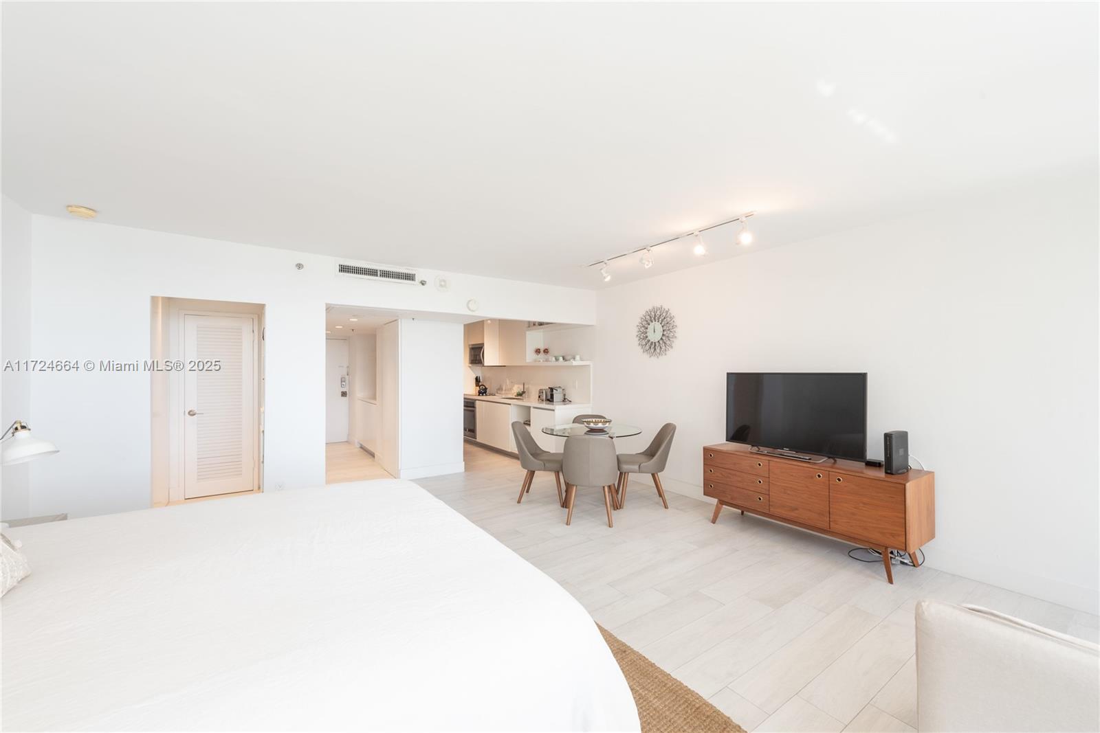 THE DECOPLAGE CONDO - Residential