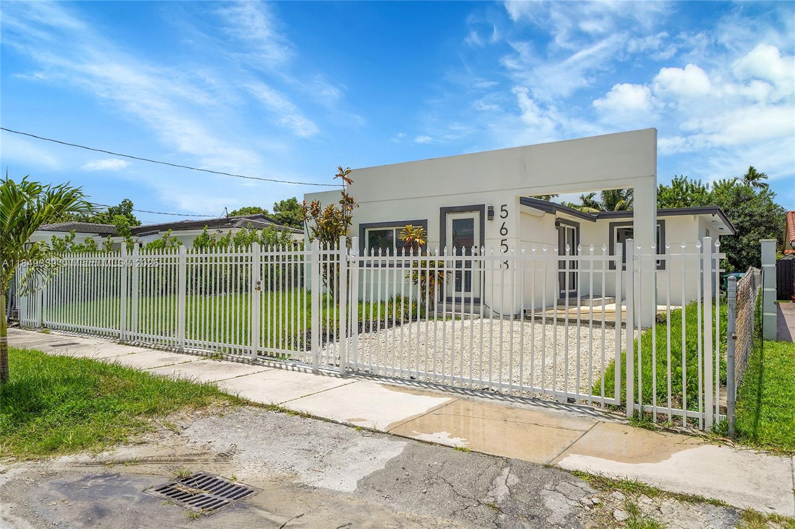 5658 SW 1st St, Miami, FL, 33134/$689,000 2 5658 SW 1st St