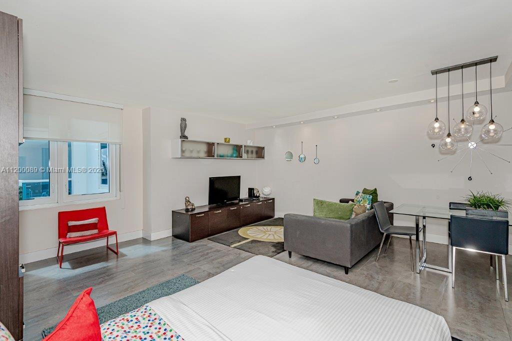 RONEY PALACE CONDO - Residential Lease