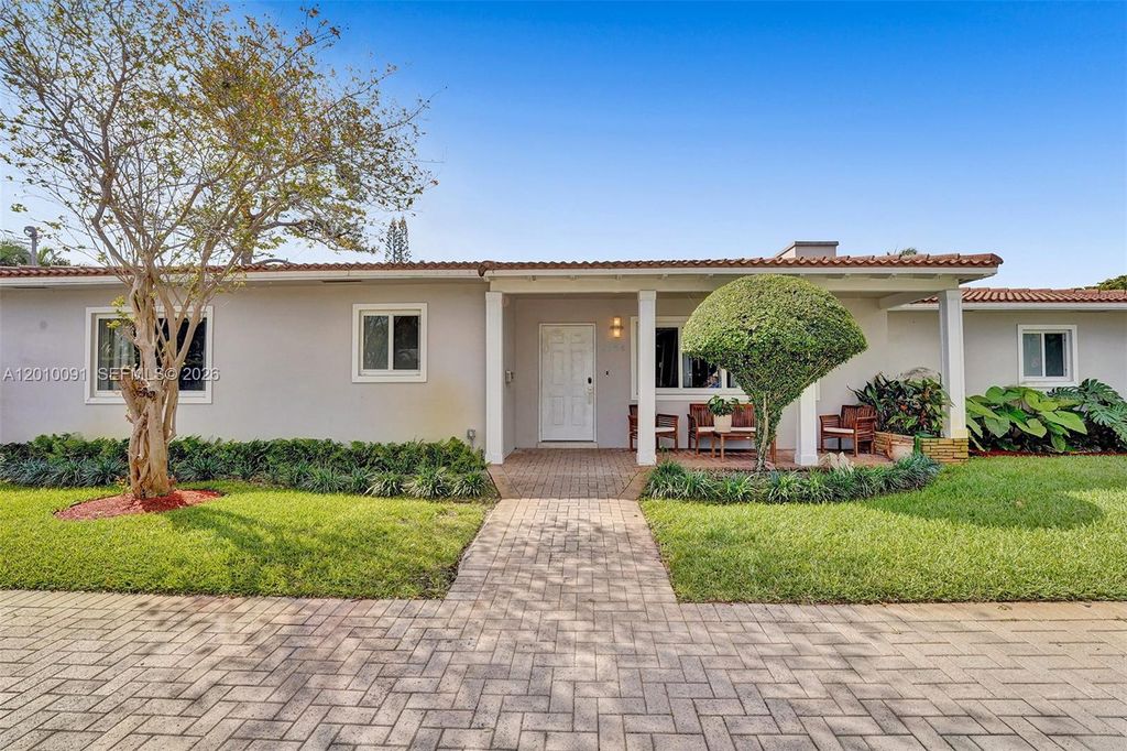 Photo of 1146 NE 17th Ter #1146, Fort Lauderdale, FL 33304 (MLS # A12010091)