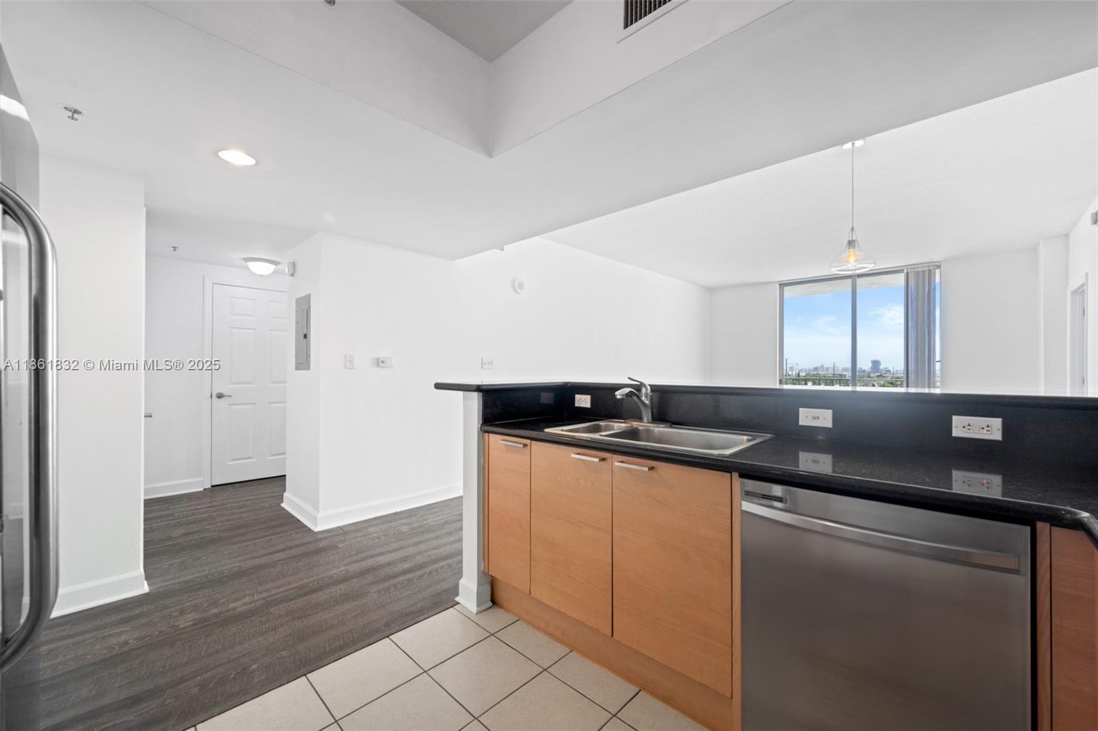 HOLLYWOOD STATION RES CON - Residential Lease
